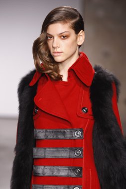 Paris, Fransa - 29 Şubat: Sonbahar Kış 2011 show 29 Şubat 2012 de paris, Fransa paris moda haftası olarak giymeye hazır atsuro tayama sırasında pist model yürür