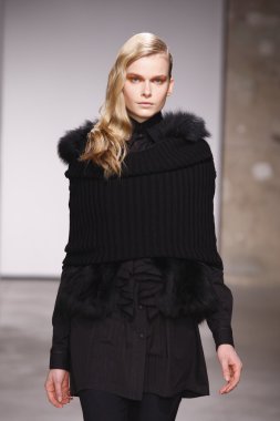 Paris, Fransa - 29 Şubat: Sonbahar Kış 2011 show 29 Şubat 2012 de paris, Fransa paris moda haftası olarak giymeye hazır atsuro tayama sırasında pist model yürür