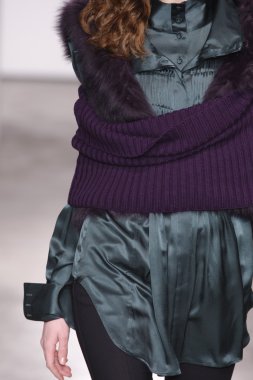 Paris, Fransa - 29 Şubat: Sonbahar Kış 2011 show 29 Şubat 2012 de paris, Fransa paris moda haftası olarak giymeye hazır atsuro tayama sırasında pist model yürür