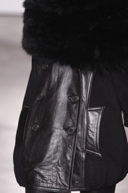 Paris, Fransa - 29 Şubat: Sonbahar Kış 2011 show 29 Şubat 2012 de paris, Fransa paris moda haftası olarak giymeye hazır atsuro tayama sırasında pist model yürür