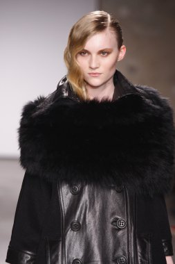 Paris, Fransa - 29 Şubat: Sonbahar Kış 2011 show 29 Şubat 2012 de paris, Fransa paris moda haftası olarak giymeye hazır atsuro tayama sırasında pist model yürür