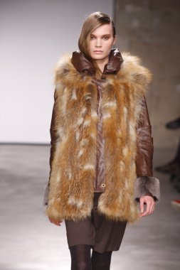 Paris, Fransa - 29 Şubat: Sonbahar Kış 2011 show 29 Şubat 2012 de paris, Fransa paris moda haftası olarak giymeye hazır atsuro tayama sırasında pist model yürür
