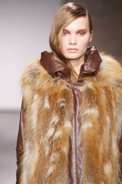 Paris, Fransa - 29 Şubat: Sonbahar Kış 2011 show 29 Şubat 2012 de paris, Fransa paris moda haftası olarak giymeye hazır atsuro tayama sırasında pist model yürür