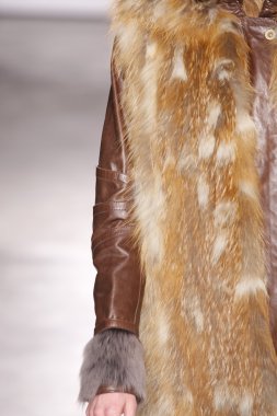 Paris, Fransa - 29 Şubat: Sonbahar Kış 2011 show 29 Şubat 2012 de paris, Fransa paris moda haftası olarak giymeye hazır atsuro tayama sırasında pist model yürür