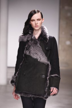Paris, Fransa - 29 Şubat: Sonbahar Kış 2011 show 29 Şubat 2012 de paris, Fransa paris moda haftası olarak giymeye hazır atsuro tayama sırasında pist model yürür