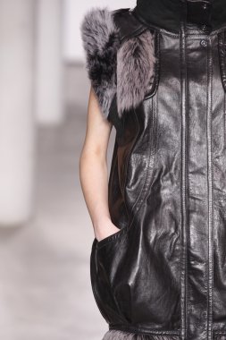 Paris, Fransa - 29 Şubat: Sonbahar Kış 2011 show 29 Şubat 2012 de paris, Fransa paris moda haftası olarak giymeye hazır atsuro tayama sırasında pist model yürür