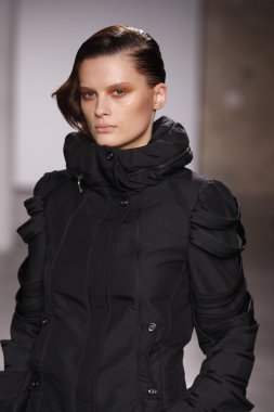 Paris, Fransa - 29 Şubat: Sonbahar Kış 2011 show 29 Şubat 2012 de paris, Fransa paris moda haftası olarak giymeye hazır atsuro tayama sırasında pist model yürür