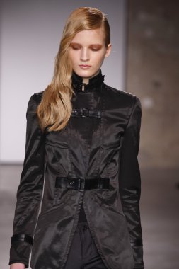 Paris, Fransa - 29 Şubat: Sonbahar Kış 2011 show 29 Şubat 2012 de paris, Fransa paris moda haftası olarak giymeye hazır atsuro tayama sırasında pist model yürür