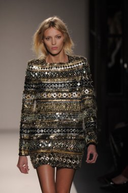 Paris, Fransa - Mart 03: 3 Mart 2011 de paris, Fransa le grand Hotel'de sonbahar kış 2011 2012 show paris moda haftası sırasında giymeye hazır balmain sırasında pist model yürür.