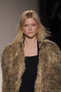 Paris, Fransa - Mart 03: 3 Mart 2011 de paris, Fransa le grand Hotel'de sonbahar kış 2011 2012 show paris moda haftası sırasında giymeye hazır balmain sırasında pist model yürür.