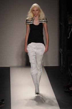 Paris, Fransa - Mart 03: 3 Mart 2011 de paris, Fransa le grand Hotel'de sonbahar kış 2011 2012 show paris moda haftası sırasında giymeye hazır balmain sırasında pist model yürür.