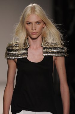 Paris, Fransa - Mart 03: 3 Mart 2011 de paris, Fransa le grand Hotel'de sonbahar kış 2011 2012 show paris moda haftası sırasında giymeye hazır balmain sırasında pist model yürür.