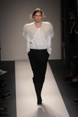Paris, Fransa - Mart 03: 3 Mart 2011 de paris, Fransa le grand Hotel'de sonbahar kış 2011 2012 show paris moda haftası sırasında giymeye hazır balmain sırasında pist model yürür.