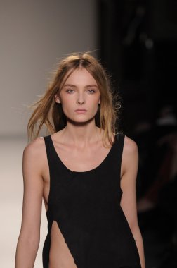 Paris, Fransa - Mart 03: 3 Mart 2011 de paris, Fransa le grand Hotel'de sonbahar kış 2011 2012 show paris moda haftası sırasında giymeye hazır balmain sırasında pist model yürür.