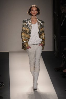 Paris, Fransa - Mart 03: 3 Mart 2011 de paris, Fransa le grand Hotel'de sonbahar kış 2011 2012 show paris moda haftası sırasında giymeye hazır balmain sırasında pist model yürür.