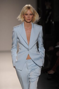 Paris, Fransa - Mart 03: 3 Mart 2011 de paris, Fransa le grand Hotel'de sonbahar kış 2011 2012 show paris moda haftası sırasında giymeye hazır balmain sırasında pist model yürür.