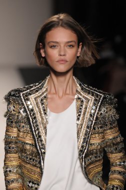 Paris, Fransa - Mart 03: 3 Mart 2011 de paris, Fransa le grand Hotel'de sonbahar kış 2011 2012 show paris moda haftası sırasında giymeye hazır balmain sırasında pist model yürür.