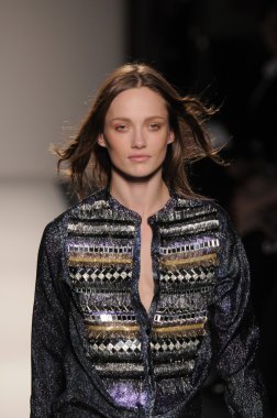 Paris, Fransa - Mart 03: 3 Mart 2011 de paris, Fransa le grand Hotel'de sonbahar kış 2011 2012 show paris moda haftası sırasında giymeye hazır balmain sırasında pist model yürür.