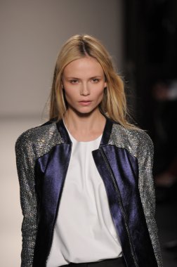 Paris, Fransa - Mart 03: 3 Mart 2011 de paris, Fransa le grand Hotel'de sonbahar kış 2011 2012 show paris moda haftası sırasında giymeye hazır balmain sırasında pist model yürür.