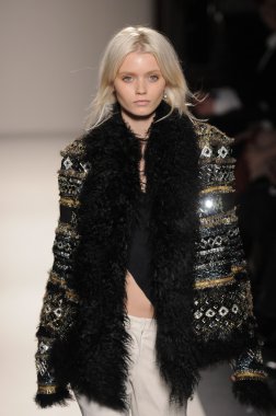 Paris, Fransa - Mart 03: 3 Mart 2011 de paris, Fransa le grand Hotel'de sonbahar kış 2011 2012 show paris moda haftası sırasında giymeye hazır balmain sırasında pist model yürür.