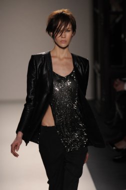 Paris, Fransa - Mart 03: 3 Mart 2011 de paris, Fransa le grand Hotel'de sonbahar kış 2011 2012 show paris moda haftası sırasında giymeye hazır balmain sırasında pist model yürür.