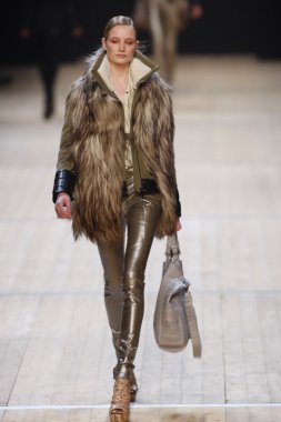 Paris, Fransa - Mart 03: pavillon concorde adlı 3 Mart 2011 de paris, Fransa paris moda haftası sırasında sonbahar kış 2011 2012 Haritayı giymeye hazır barbara bui sırasında pist model yürür.