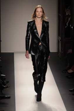 Paris, Fransa - Mart 03: 3 Mart 2011 de paris, Fransa le grand Hotel'de sonbahar kış 2011 2012 show paris moda haftası sırasında giymeye hazır balmain sırasında pist model yürür.