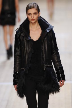 Paris, Fransa - Mart 03: pavillon concorde adlı 3 Mart 2011 de paris, Fransa paris moda haftası sırasında sonbahar kış 2011 2012 Haritayı giymeye hazır barbara bui sırasında pist model yürür.