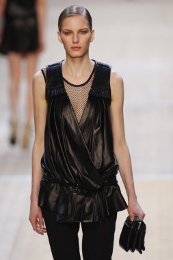 Paris, Fransa - Mart 03: pavillon concorde adlı 3 Mart 2011 de paris, Fransa paris moda haftası sırasında sonbahar kış 2011 2012 Haritayı giymeye hazır barbara bui sırasında pist model yürür.