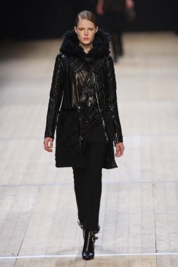 Paris, Fransa - Mart 03: pavillon concorde adlı 3 Mart 2011 de paris, Fransa paris moda haftası sırasında sonbahar kış 2011 2012 Haritayı giymeye hazır barbara bui sırasında pist model yürür.