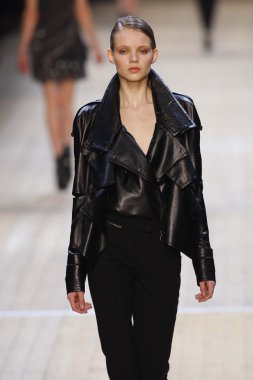 Paris, Fransa - Mart 03: pavillon concorde adlı 3 Mart 2011 de paris, Fransa paris moda haftası sırasında sonbahar kış 2011 2012 Haritayı giymeye hazır barbara bui sırasında pist model yürür.