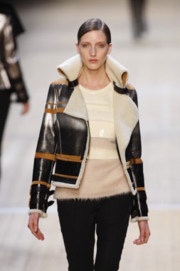 Paris, Fransa - Mart 03: pavillon concorde adlı 3 Mart 2011 de paris, Fransa paris moda haftası sırasında sonbahar kış 2011 2012 Haritayı giymeye hazır barbara bui sırasında pist model yürür.