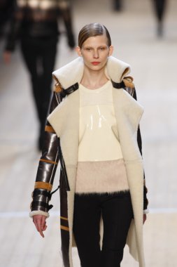 Paris, Fransa - Mart 03: pavillon concorde adlı 3 Mart 2011 de paris, Fransa paris moda haftası sırasında sonbahar kış 2011 2012 Haritayı giymeye hazır barbara bui sırasında pist model yürür.