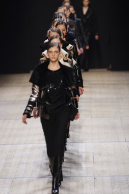 Paris, Fransa - Mart 03: pavillon concorde adlı 3 Mart 2011 de paris, Fransa paris moda haftası sırasında sonbahar kış 2011 2012 Haritayı giymeye hazır barbara bui sırasında pist model yürür.