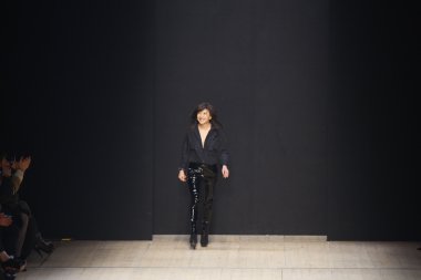 Paris, Fransa - Mart 03: pavillon concorde adlı 3 Mart 2011 de paris, Fransa paris moda haftası sırasında sonbahar kış 2011 2012 Haritayı giymeye hazır barbara bui sırasında pist model yürür.