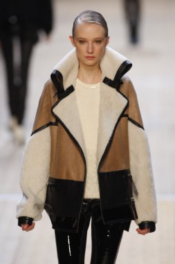 Paris, Fransa - Mart 03: pavillon concorde adlı 3 Mart 2011 de paris, Fransa paris moda haftası sırasında sonbahar kış 2011 2012 Haritayı giymeye hazır barbara bui sırasında pist model yürür.