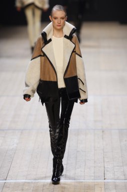 Paris, Fransa - Mart 03: pavillon concorde adlı 3 Mart 2011 de paris, Fransa paris moda haftası sırasında sonbahar kış 2011 2012 Haritayı giymeye hazır barbara bui sırasında pist model yürür.