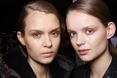 Paris, Fransa - Mart 03: 3 Mart 2011 p pavillon concorde, paris moda haftası sırasında sonbahar kış 2011 2012 giymeye hazır barbara bui önce modelleri sahne arkasında bir güzellik yüz görüntüleri göster