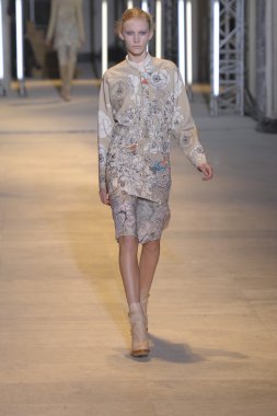 Paris, Fransa - Mart 05: cacharel palais de Tokyo sonbahar kış 2011 2012 gösterisi 5 Mart 2011 de paris, Fransa-paris moda haftası sırasında giymeye hazır sırasında pist model yürür