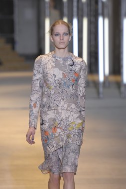 Paris, Fransa - Mart 05: cacharel palais de Tokyo sonbahar kış 2011 2012 gösterisi 5 Mart 2011 de paris, Fransa-paris moda haftası sırasında giymeye hazır sırasında pist model yürür