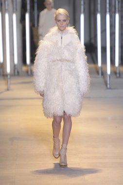 Paris, Fransa - Mart 05: cacharel palais de Tokyo sonbahar kış 2011 2012 gösterisi 5 Mart 2011 de paris, Fransa-paris moda haftası sırasında giymeye hazır sırasında pist model yürür