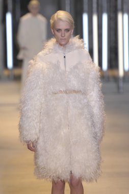 Paris, Fransa - Mart 05: cacharel palais de Tokyo sonbahar kış 2011 2012 gösterisi 5 Mart 2011 de paris, Fransa-paris moda haftası sırasında giymeye hazır sırasında pist model yürür