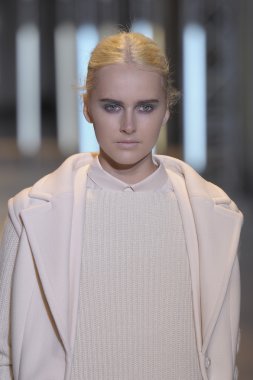 Paris, Fransa - Mart 05: cacharel palais de Tokyo sonbahar kış 2011 2012 gösterisi 5 Mart 2011 de paris, Fransa-paris moda haftası sırasında giymeye hazır sırasında pist model yürür