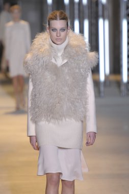 Paris, Fransa - Mart 05: cacharel palais de Tokyo sonbahar kış 2011 2012 gösterisi 5 Mart 2011 de paris, Fransa-paris moda haftası sırasında giymeye hazır sırasında pist model yürür