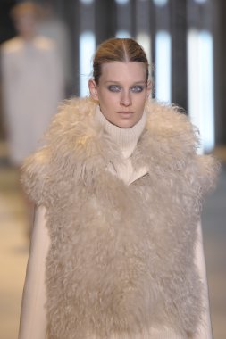 Paris, Fransa - Mart 05: cacharel palais de Tokyo sonbahar kış 2011 2012 gösterisi 5 Mart 2011 de paris, Fransa-paris moda haftası sırasında giymeye hazır sırasında pist model yürür
