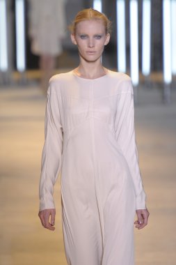 Paris, Fransa - Mart 05: cacharel palais de Tokyo sonbahar kış 2011 2012 gösterisi 5 Mart 2011 de paris, Fransa-paris moda haftası sırasında giymeye hazır sırasında pist model yürür