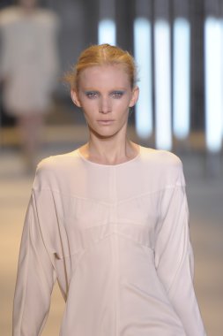 Paris, Fransa - Mart 05: cacharel palais de Tokyo sonbahar kış 2011 2012 gösterisi 5 Mart 2011 de paris, Fransa-paris moda haftası sırasında giymeye hazır sırasında pist model yürür