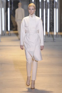 Paris, Fransa - Mart 05: cacharel palais de Tokyo sonbahar kış 2011 2012 gösterisi 5 Mart 2011 de paris, Fransa-paris moda haftası sırasında giymeye hazır sırasında pist model yürür