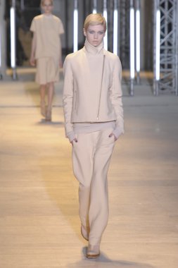 Paris, Fransa - Mart 05: cacharel palais de Tokyo sonbahar kış 2011 2012 gösterisi 5 Mart 2011 de paris, Fransa-paris moda haftası sırasında giymeye hazır sırasında pist model yürür
