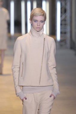 Paris, Fransa - Mart 05: cacharel palais de Tokyo sonbahar kış 2011 2012 gösterisi 5 Mart 2011 de paris, Fransa-paris moda haftası sırasında giymeye hazır sırasında pist model yürür